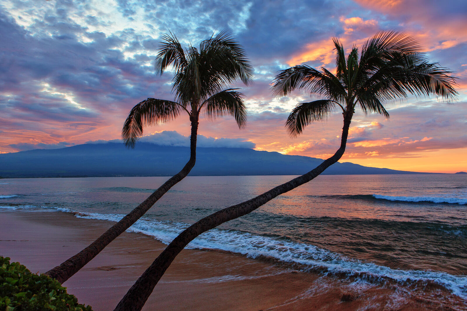 Wallpapers Sunrise Over Halelakakla Maui Hawaii on the desktop