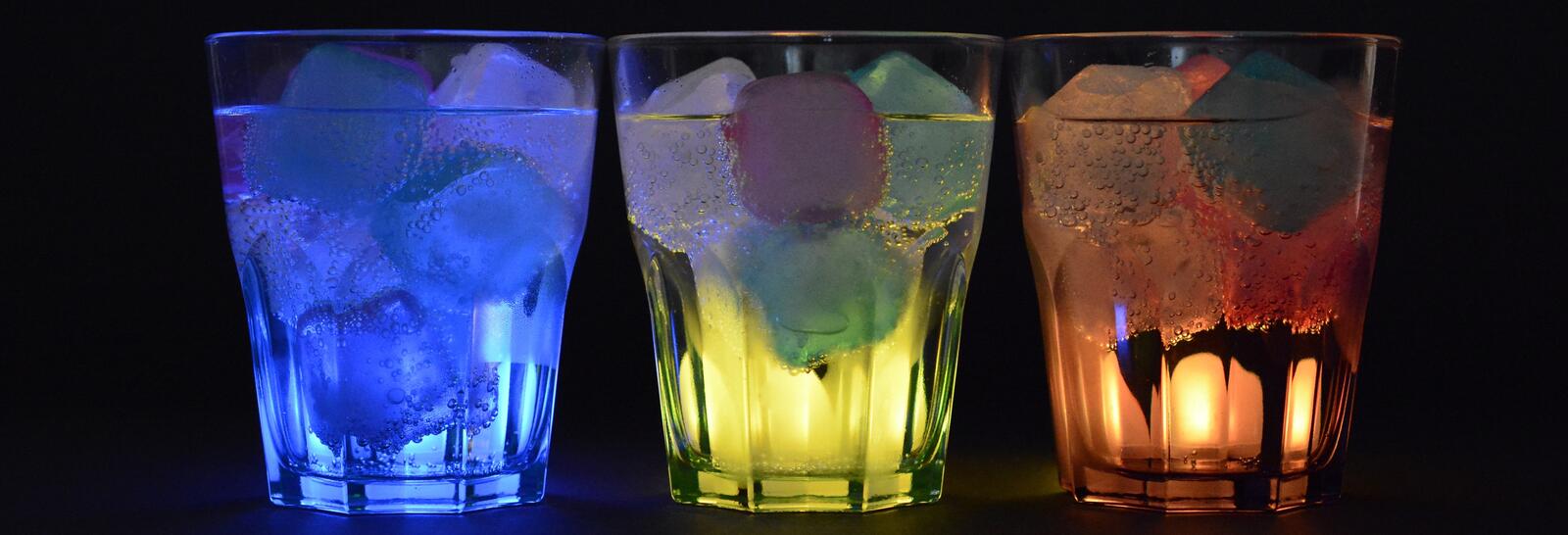 Бесплатное фото Три стакана с коктейлями со льдом
