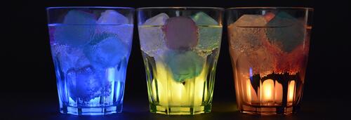 Три стакана с коктейлями со льдом