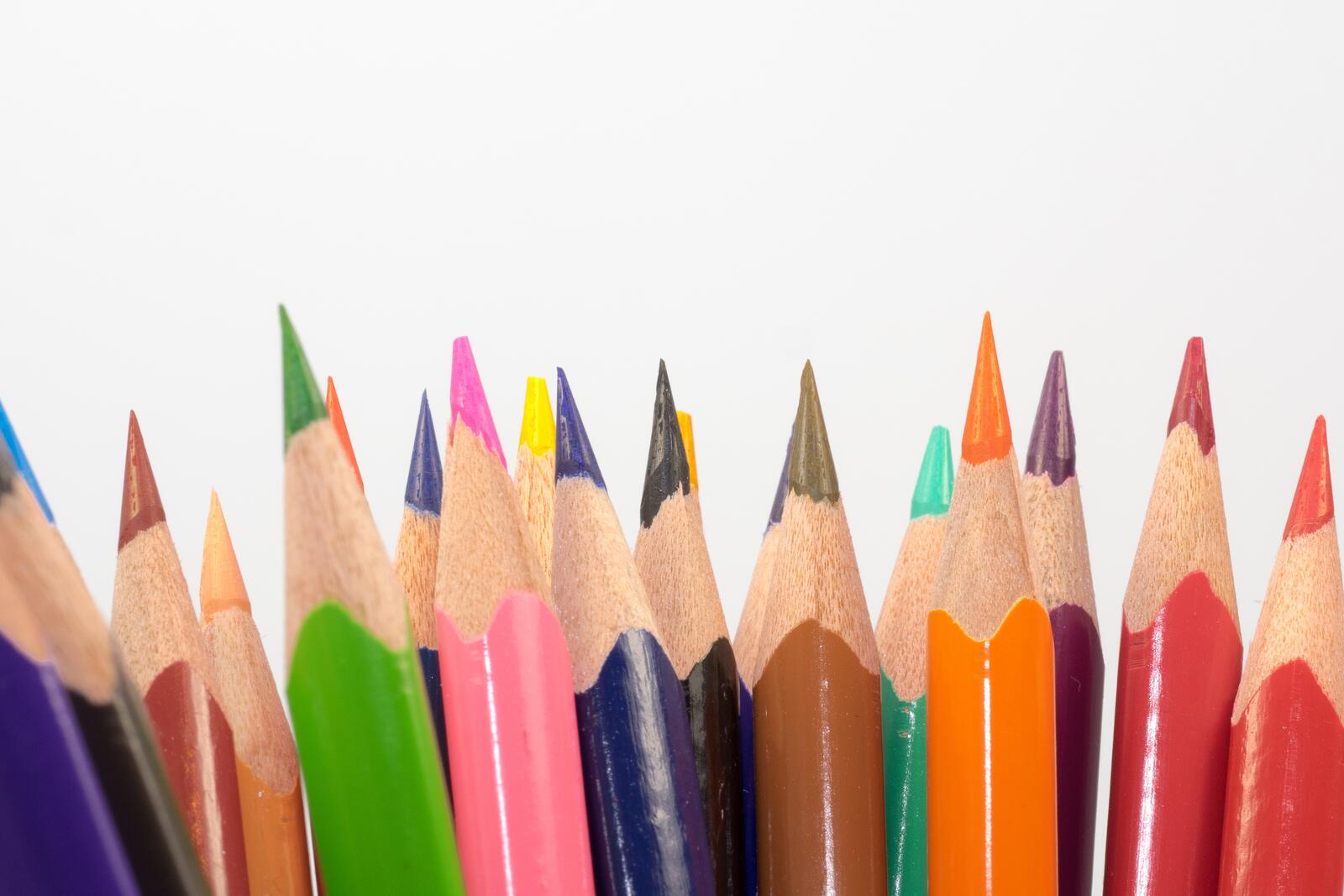 Бесплатное фото Острые разноцветные карандаши