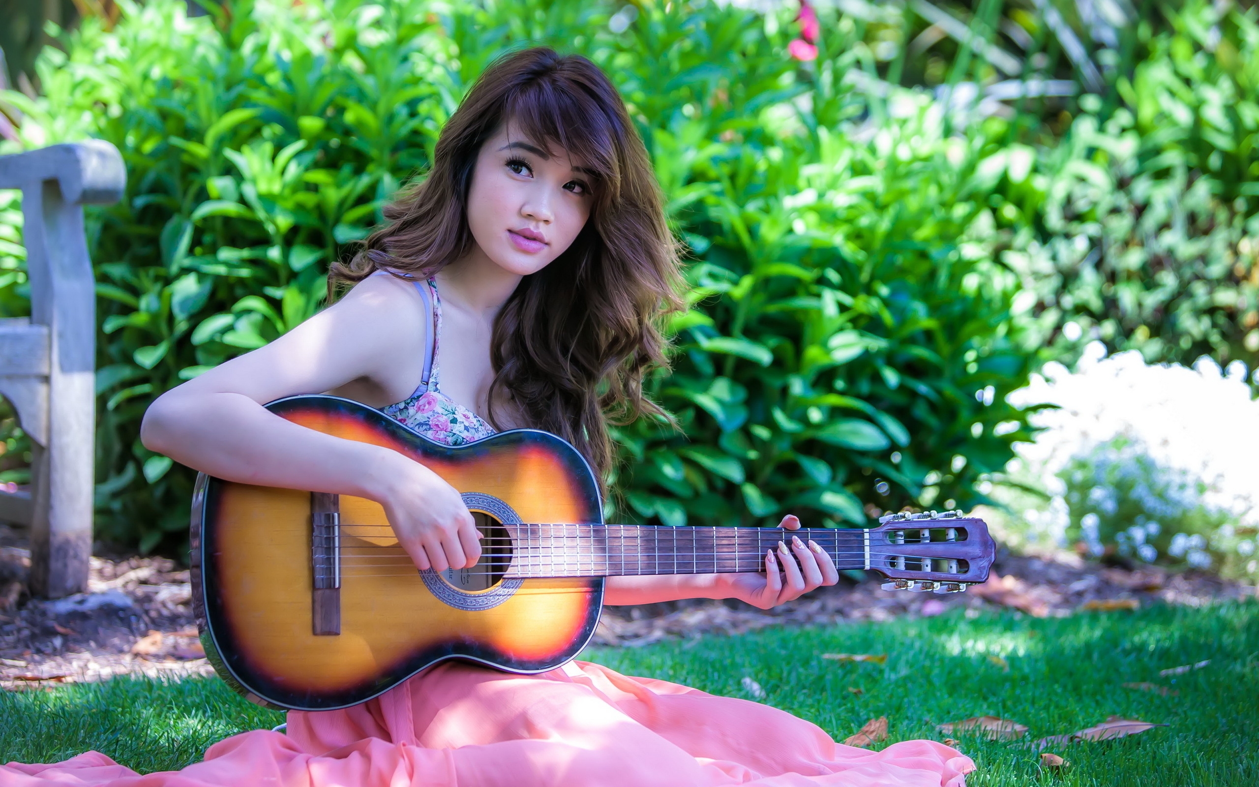 桌面上的壁纸亚洲女性壁纸 吉他演奏 粉色连衣裙
