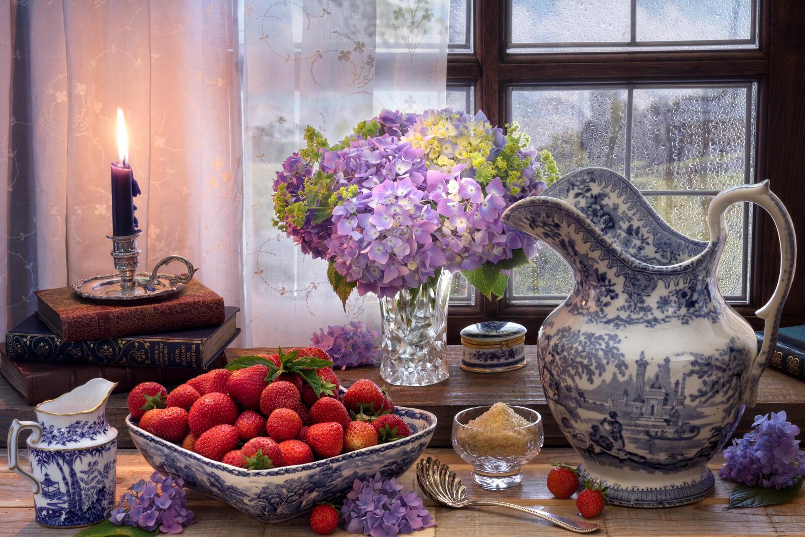 桌面上的壁纸草莓 瓶 鲜花
