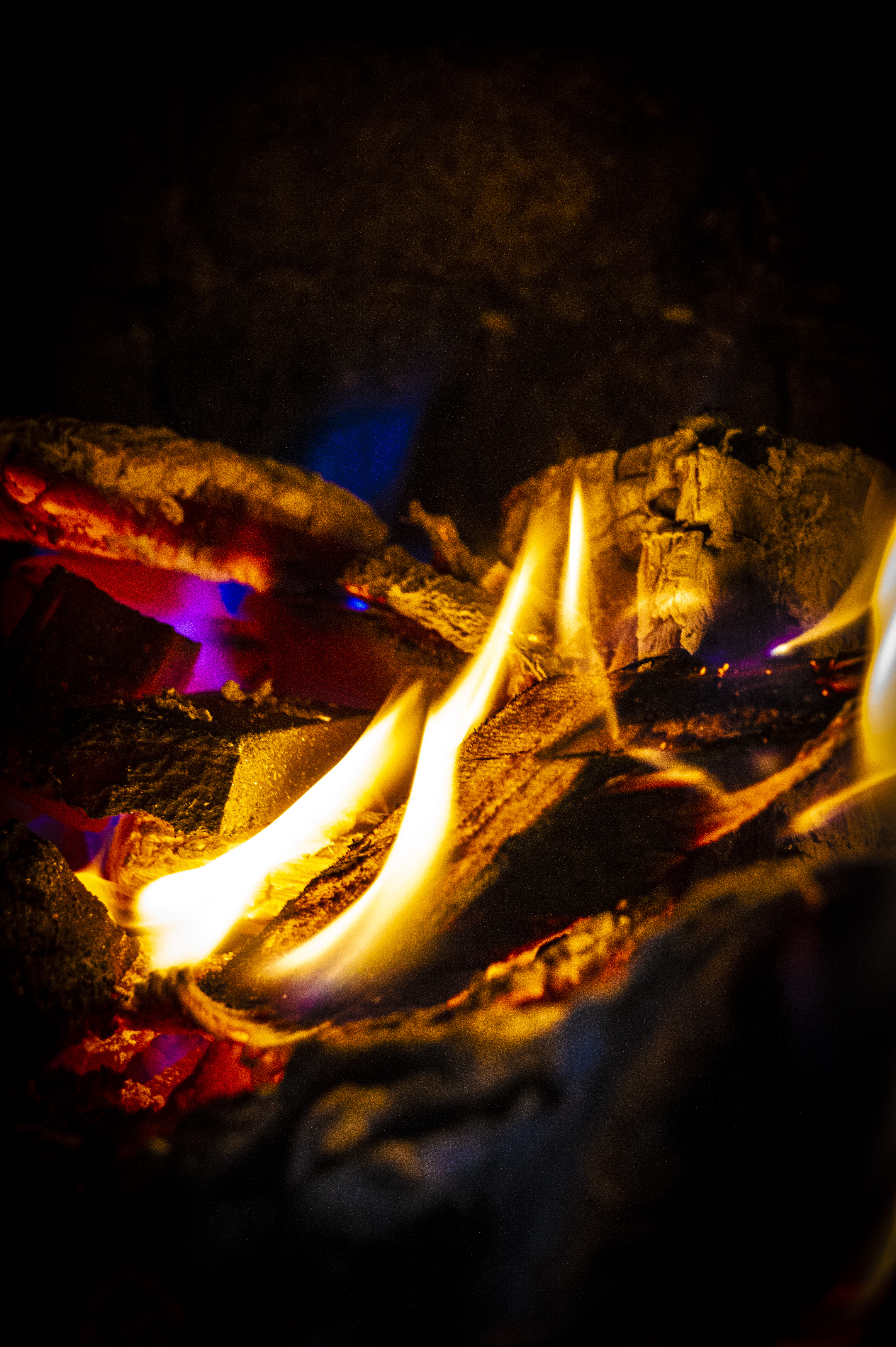 炉子里的火，火焰的舌头。