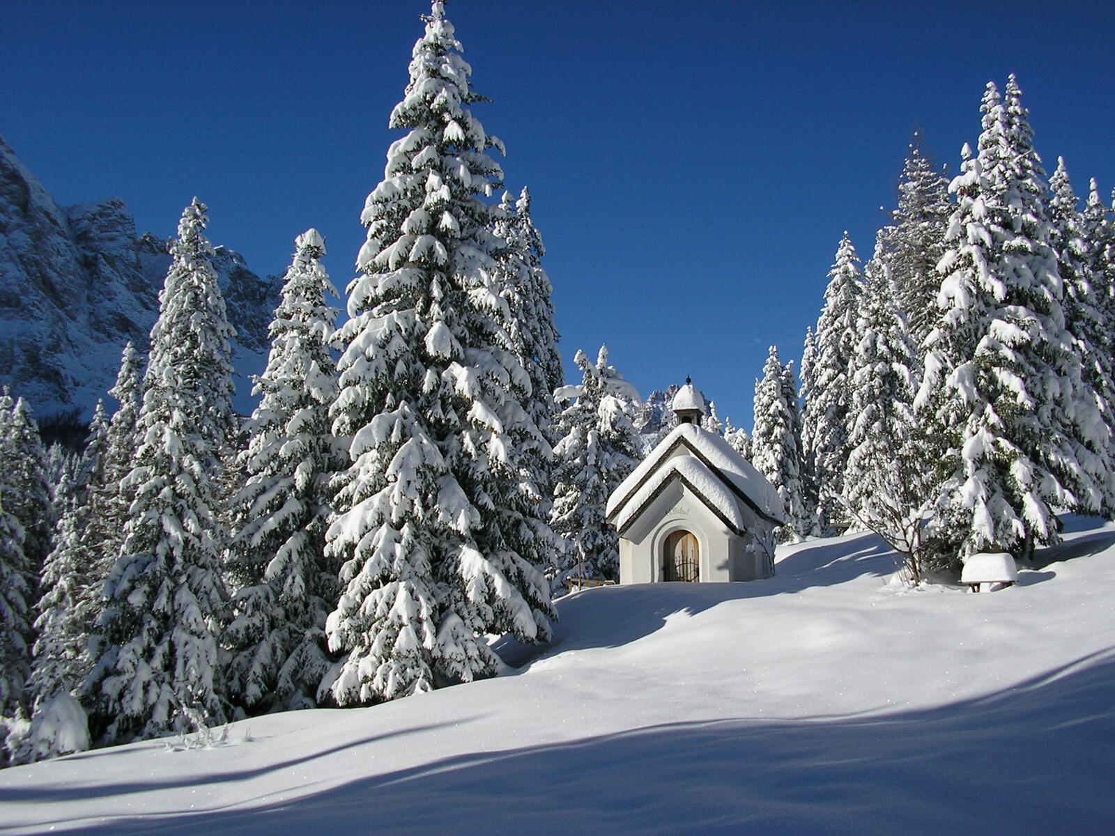 桌面上的壁纸圣迈克尔教堂 阿尔卑斯 冬季