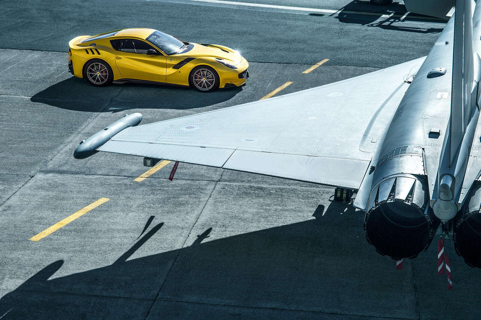 Обои Ferrari F12 Tdf желтый аэропорт на рабочий стол