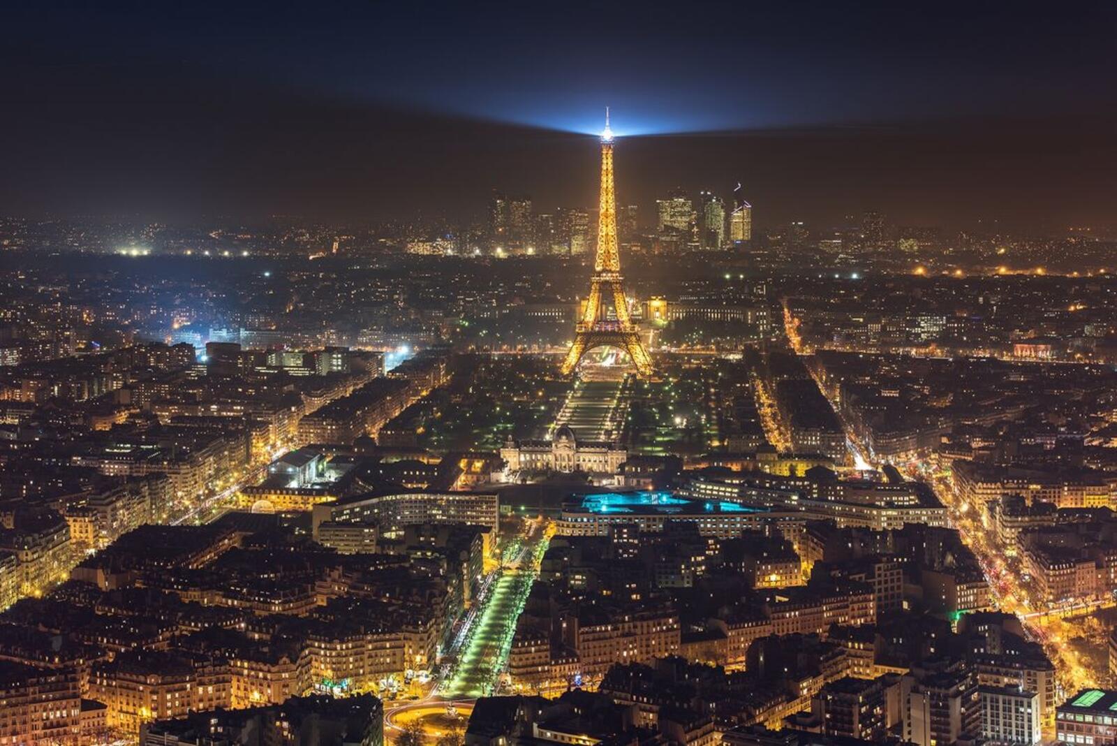 Бесплатное фото Эйфелева Башня в ночное время суток