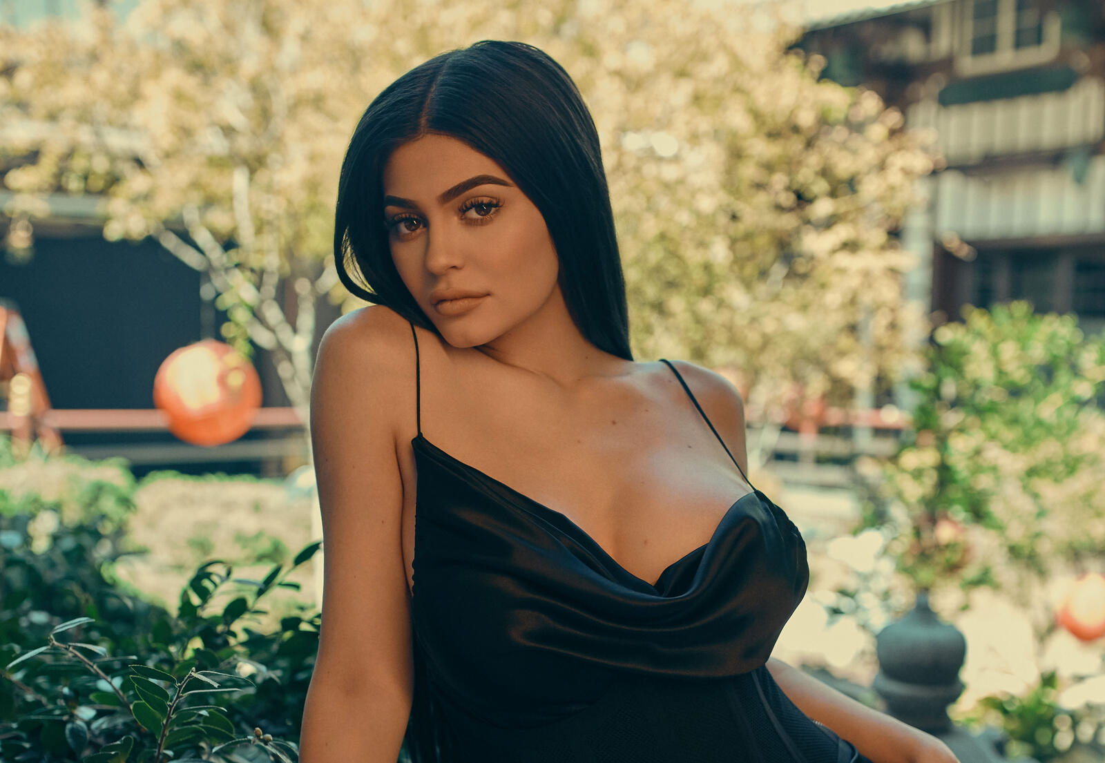 Free photo Kylie Jenner in a black dress