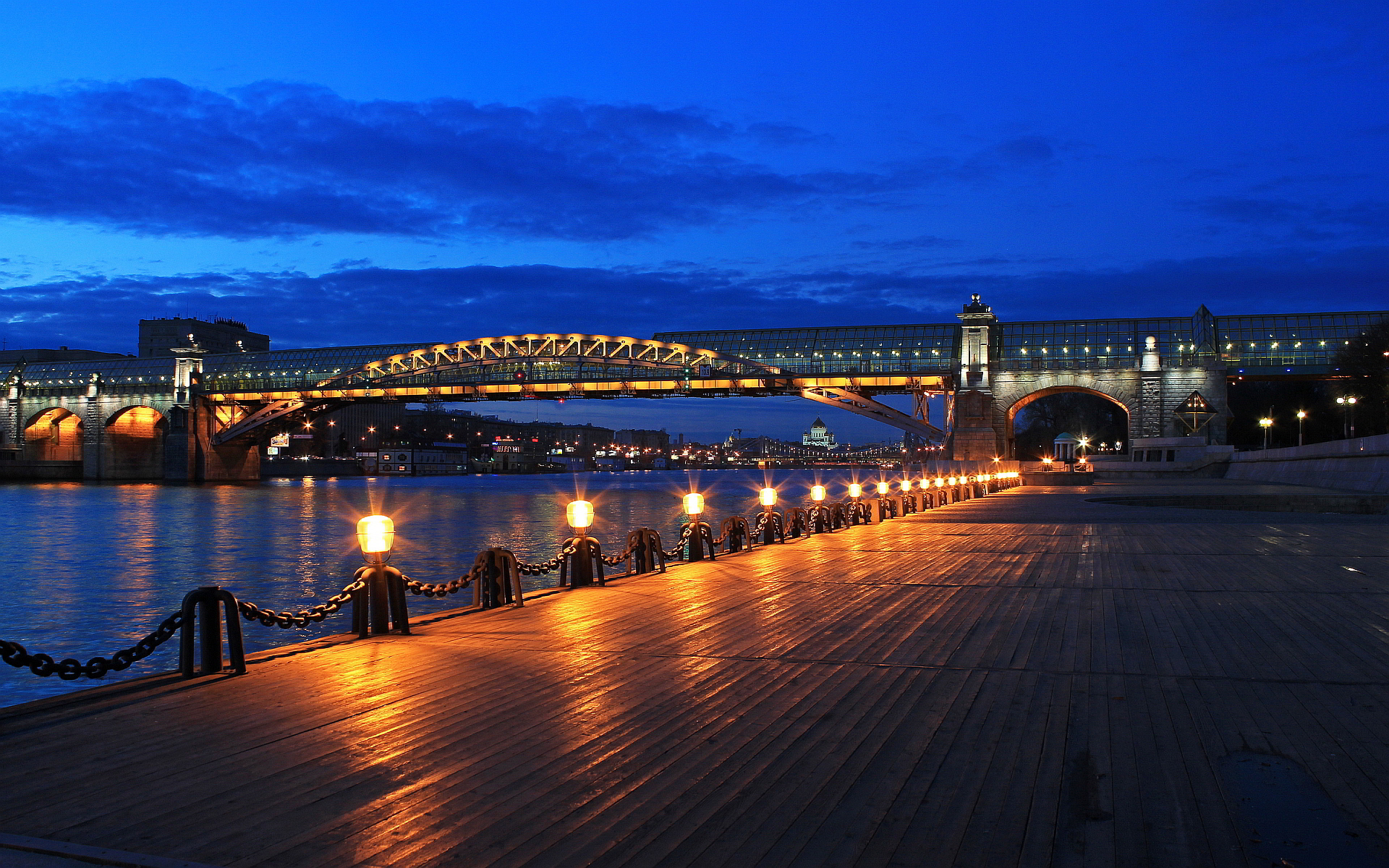 Мост через реку в Москве поздним вечером