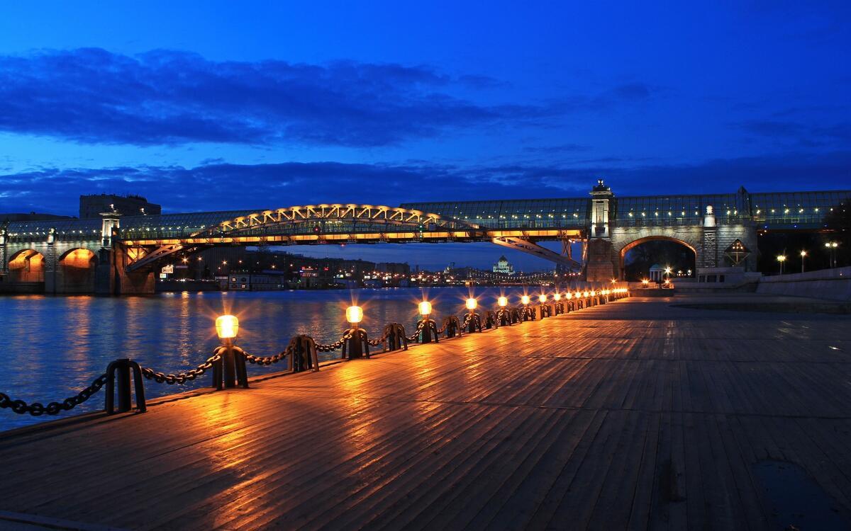 A bridge over a river in Moscow in the late evening