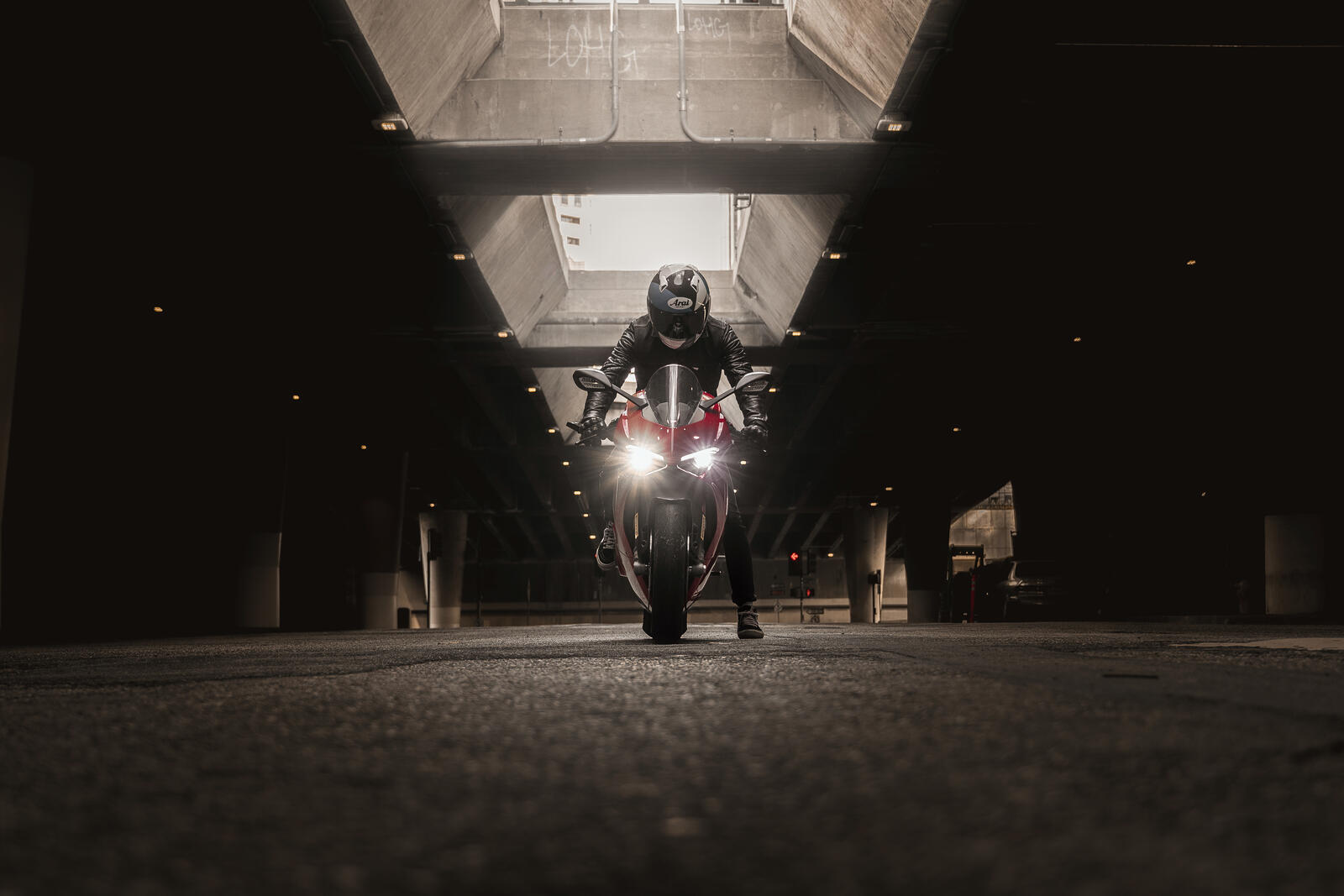 免费照片骑红色杜卡迪的摩托车手