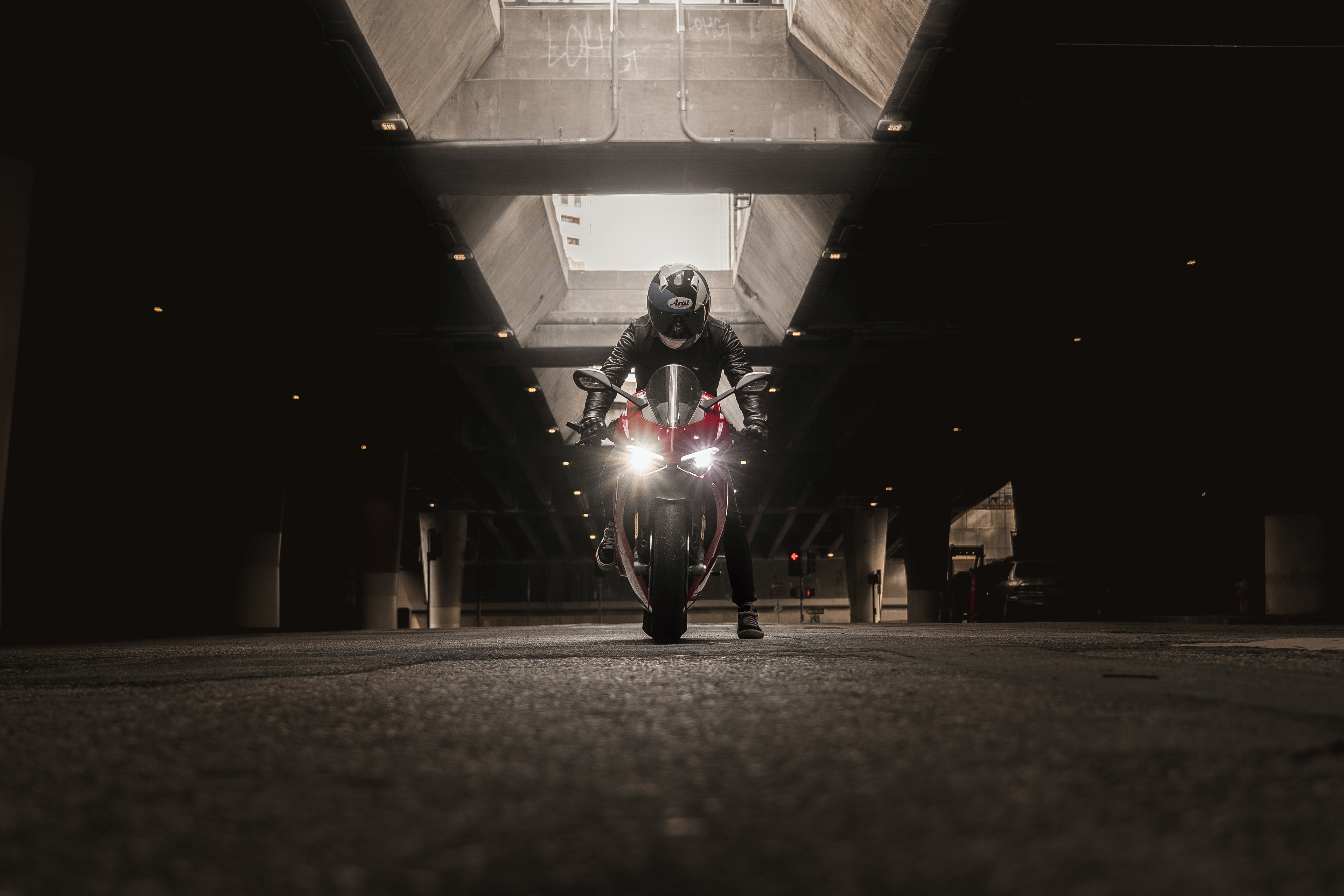 Фото бесплатно Ducati, парковка, гонщик