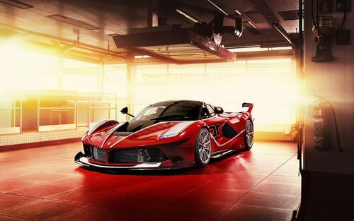 Спортивная красная Ferrari стоит в гараже