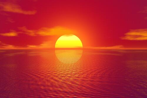 Красное солнце уходит за горизонт