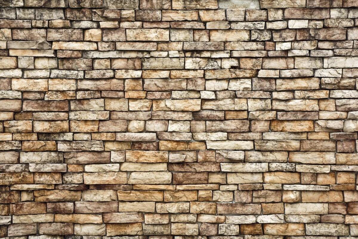 Стена из разных камней