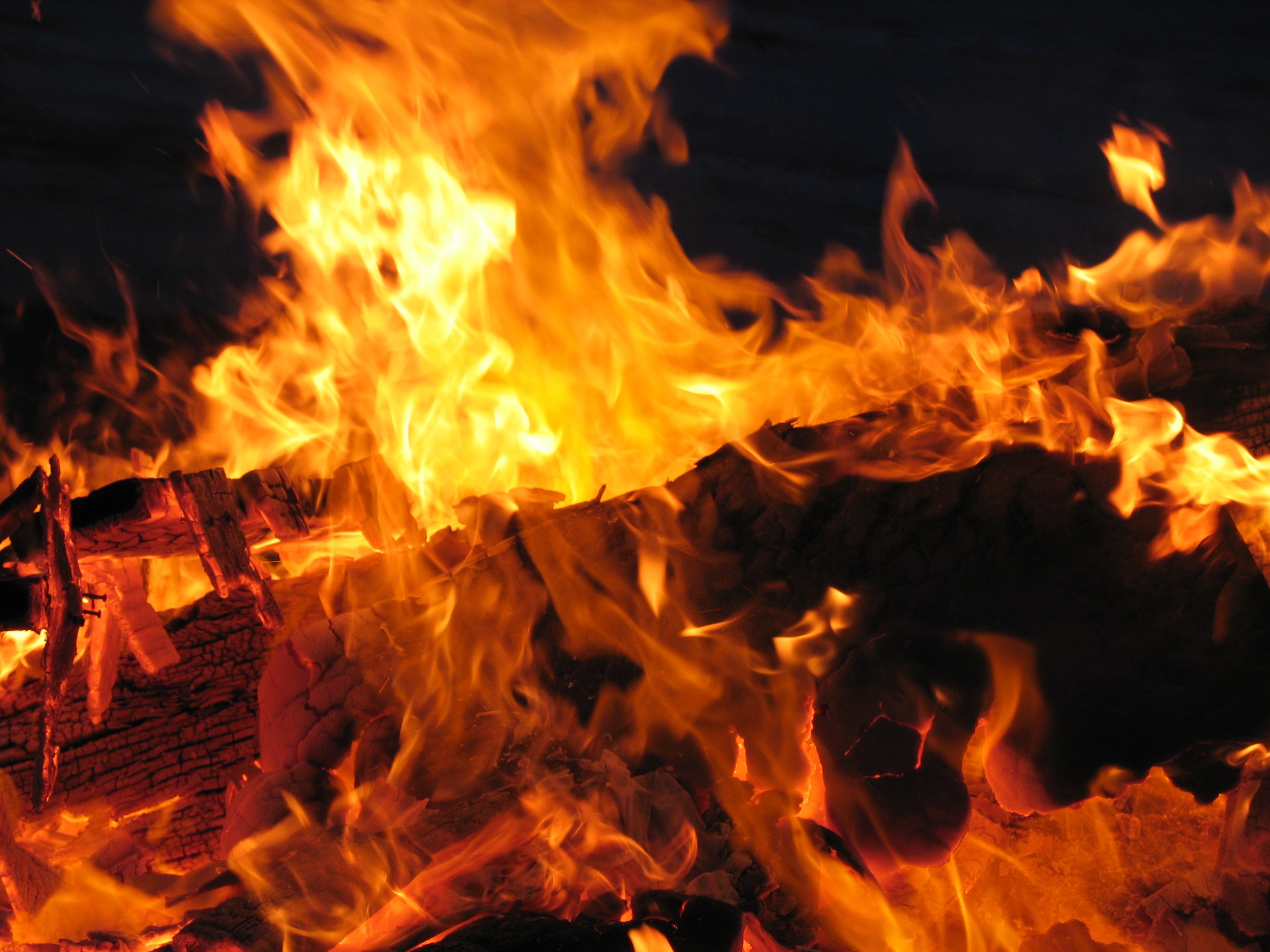Бесплатное фото Обои с пламенем от горящих дров