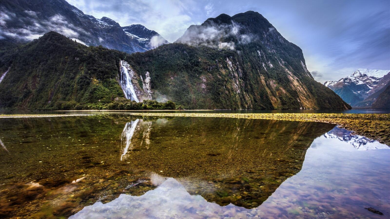 Бесплатное фото Мелководные озера у горы с водопадом