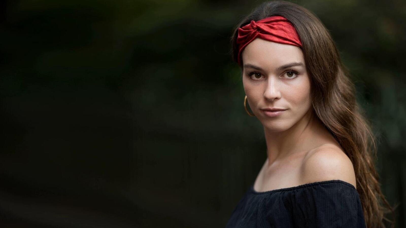Free photo Portrait of a girl in a blindfold