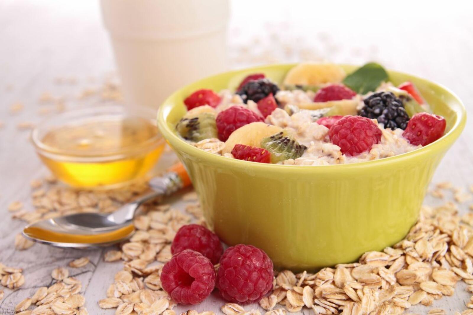 Free photo Breakfast porridge with berries