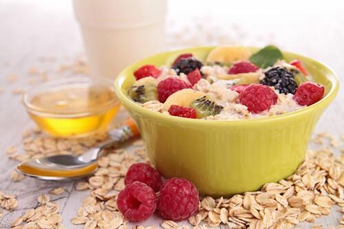 Breakfast porridge with berries