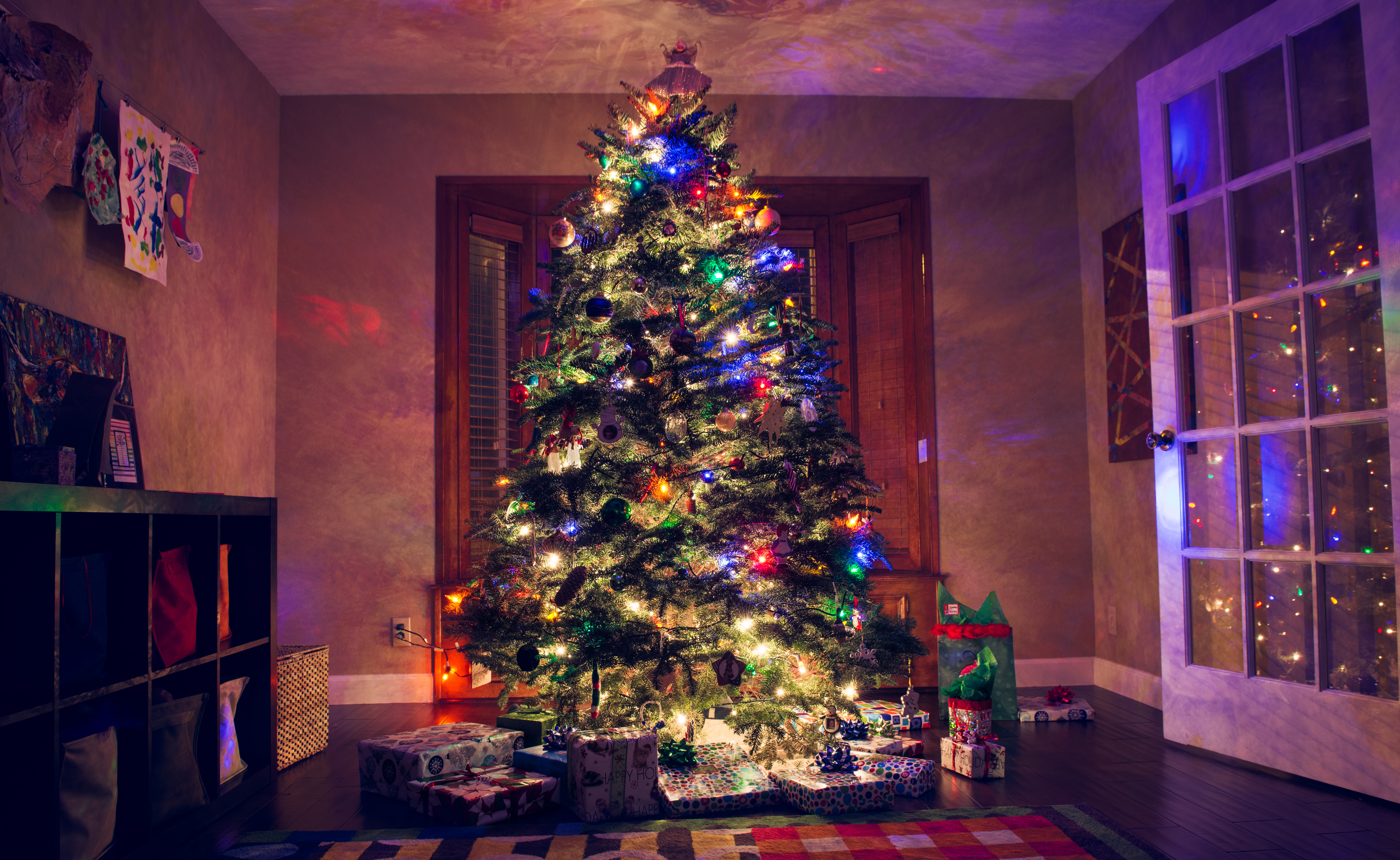 Photo free decorated christmas tree, new year, holiday
