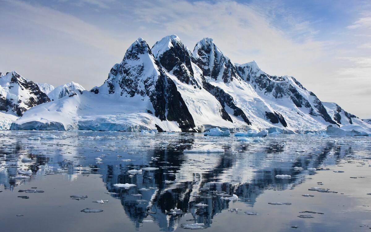 Снежные горы на берегу арктического океана
