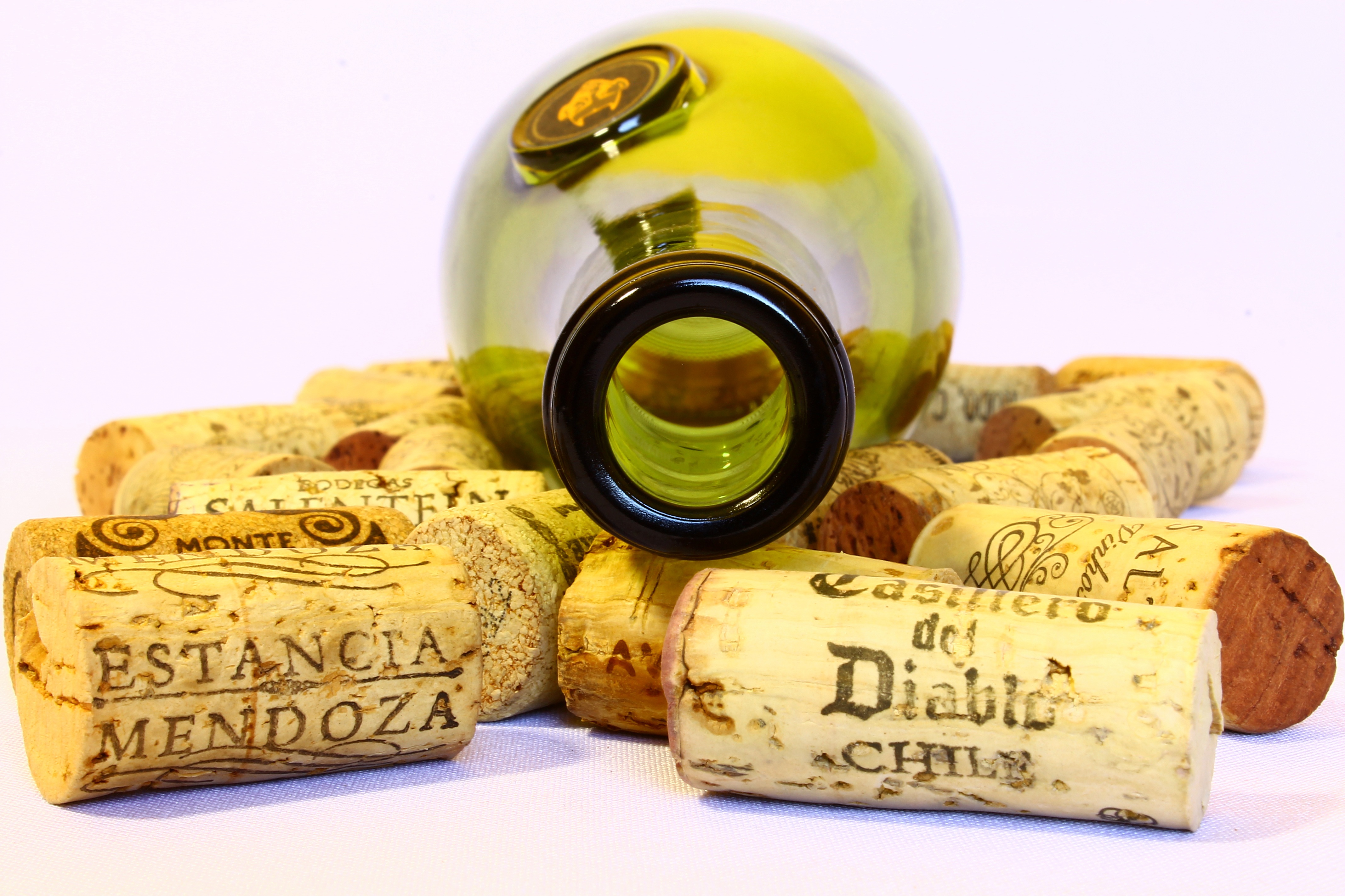 Wallpapers wine bottle cork on the desktop
