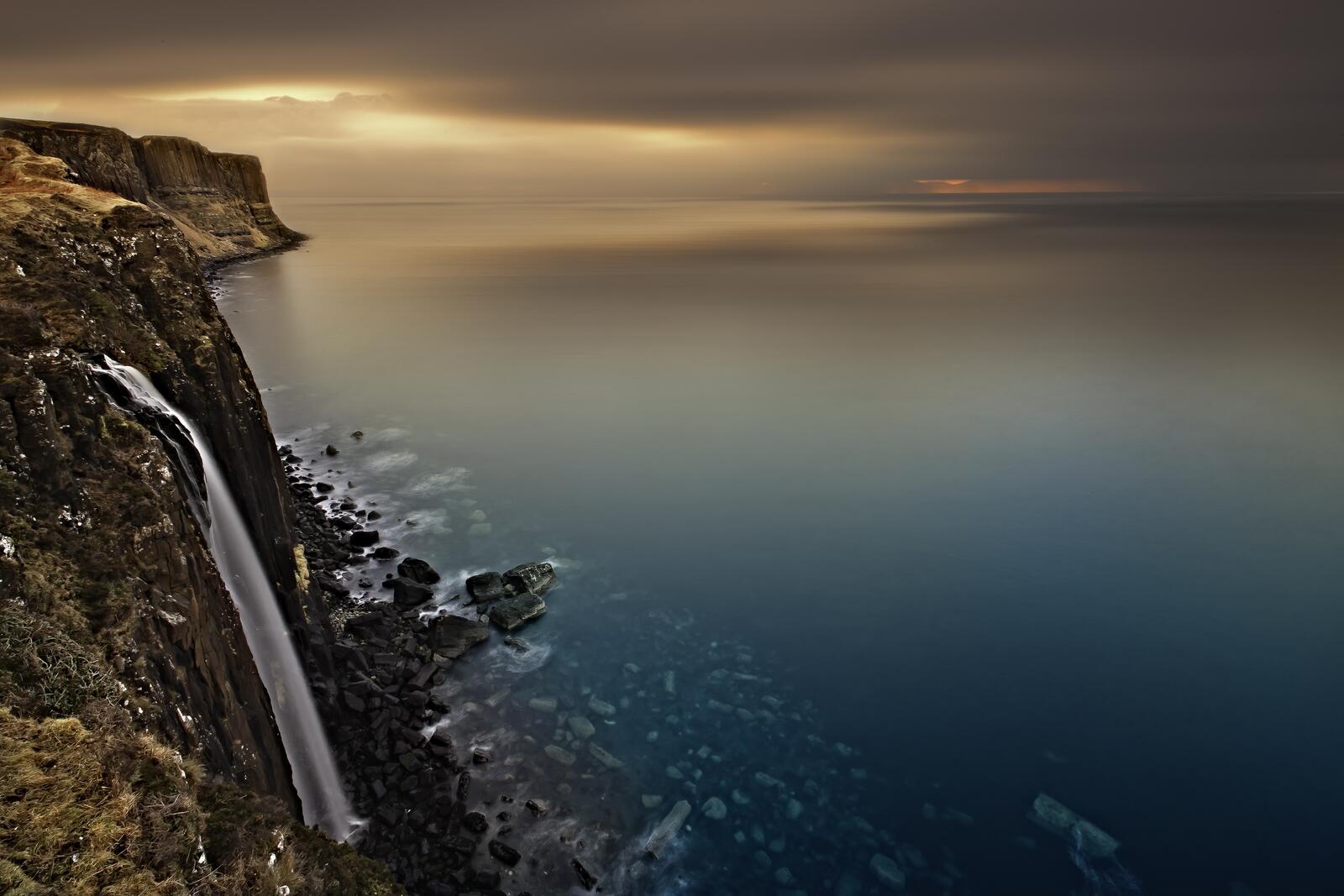 Бесплатное фото Водопад со скалы в океан