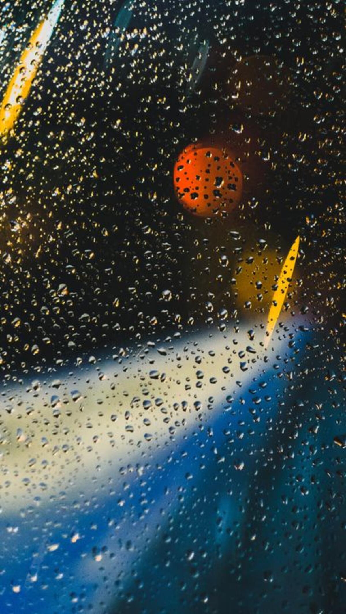 Дождь и капли на стекле