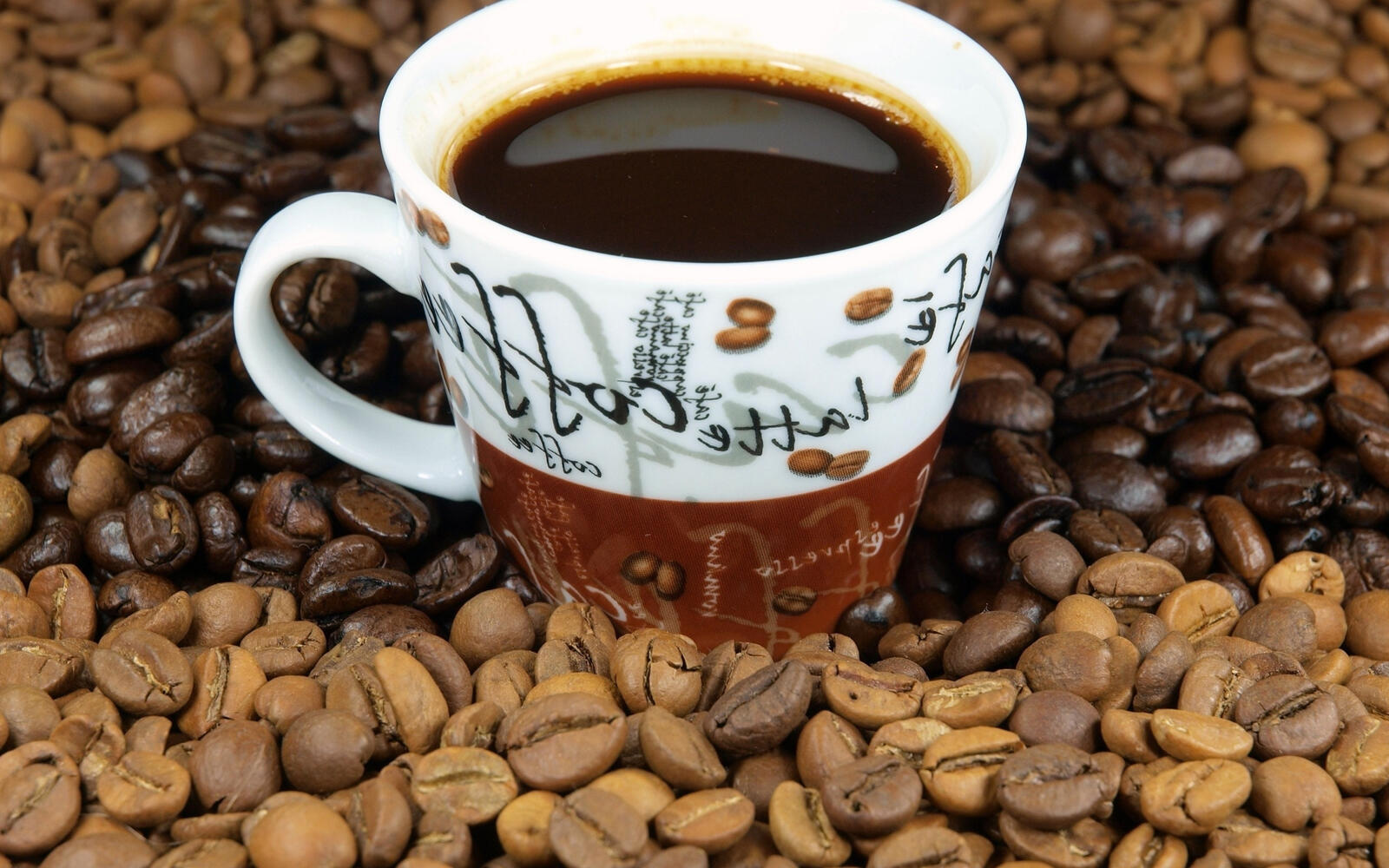 Бесплатное фото Стакан кофе с зернами