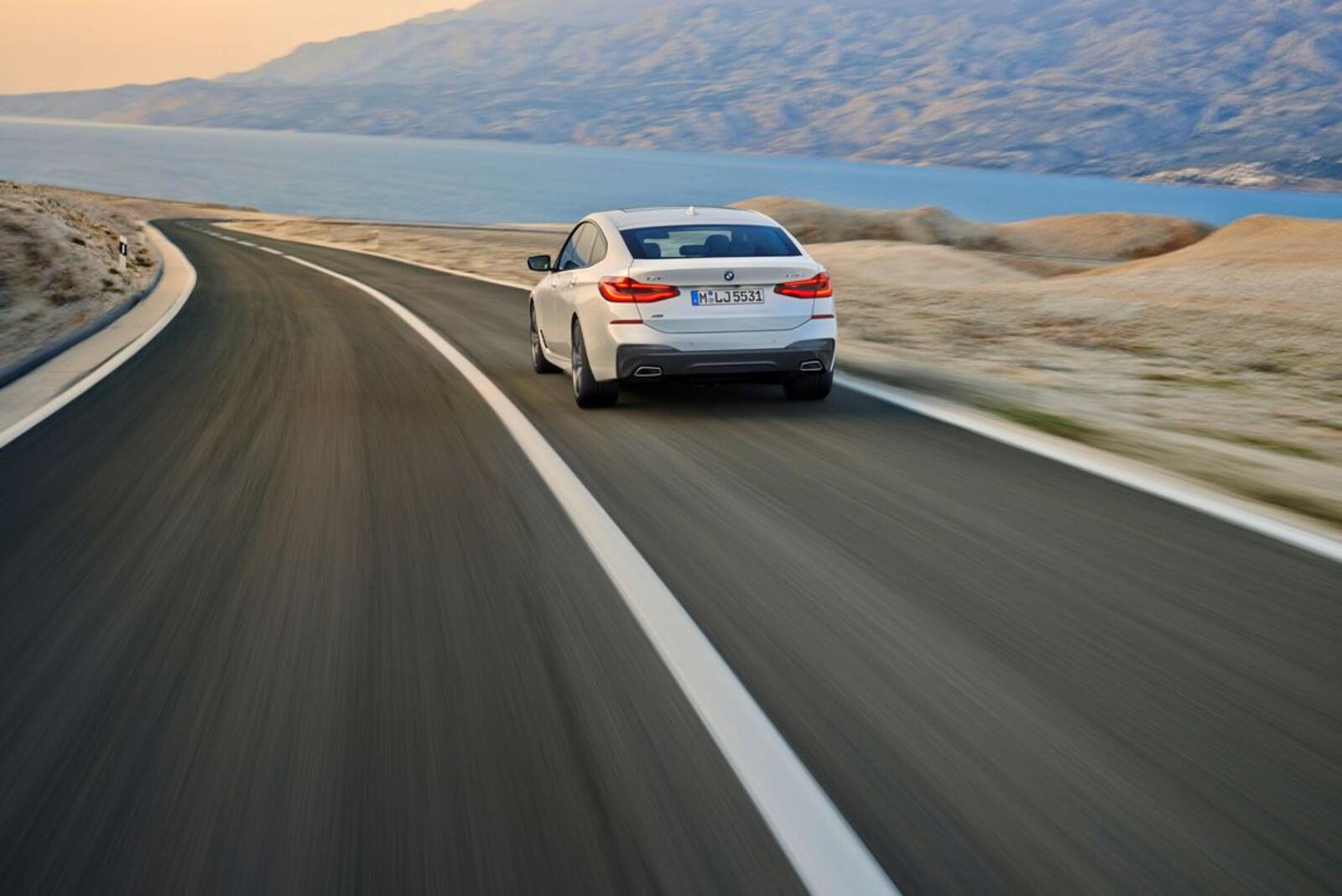 Wallpapers BMW 6er Gran Turismo 640i xDrive in move view from behind on the desktop