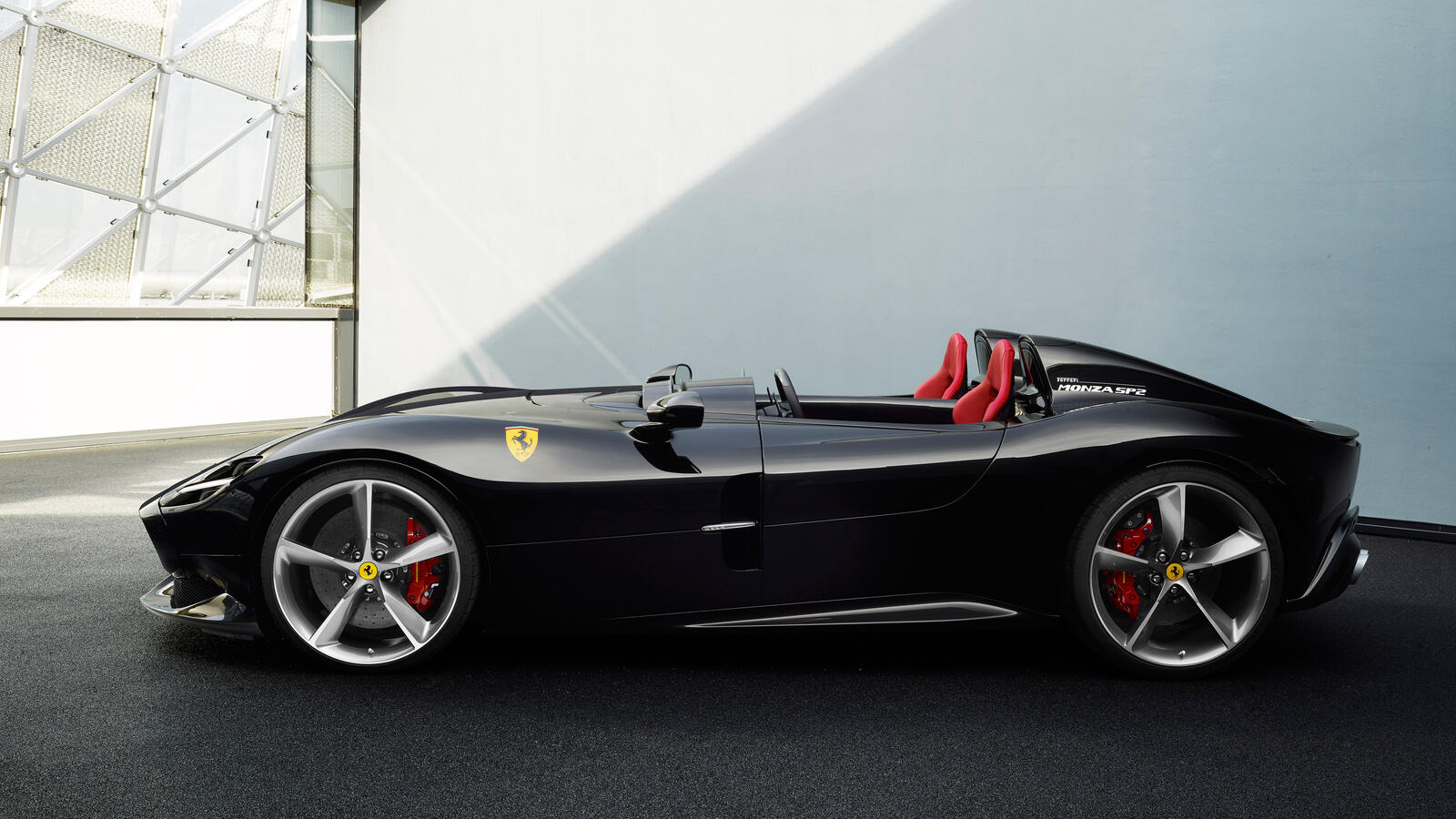 Бесплатное фото Ferrari Monza Sp2 черного цвета