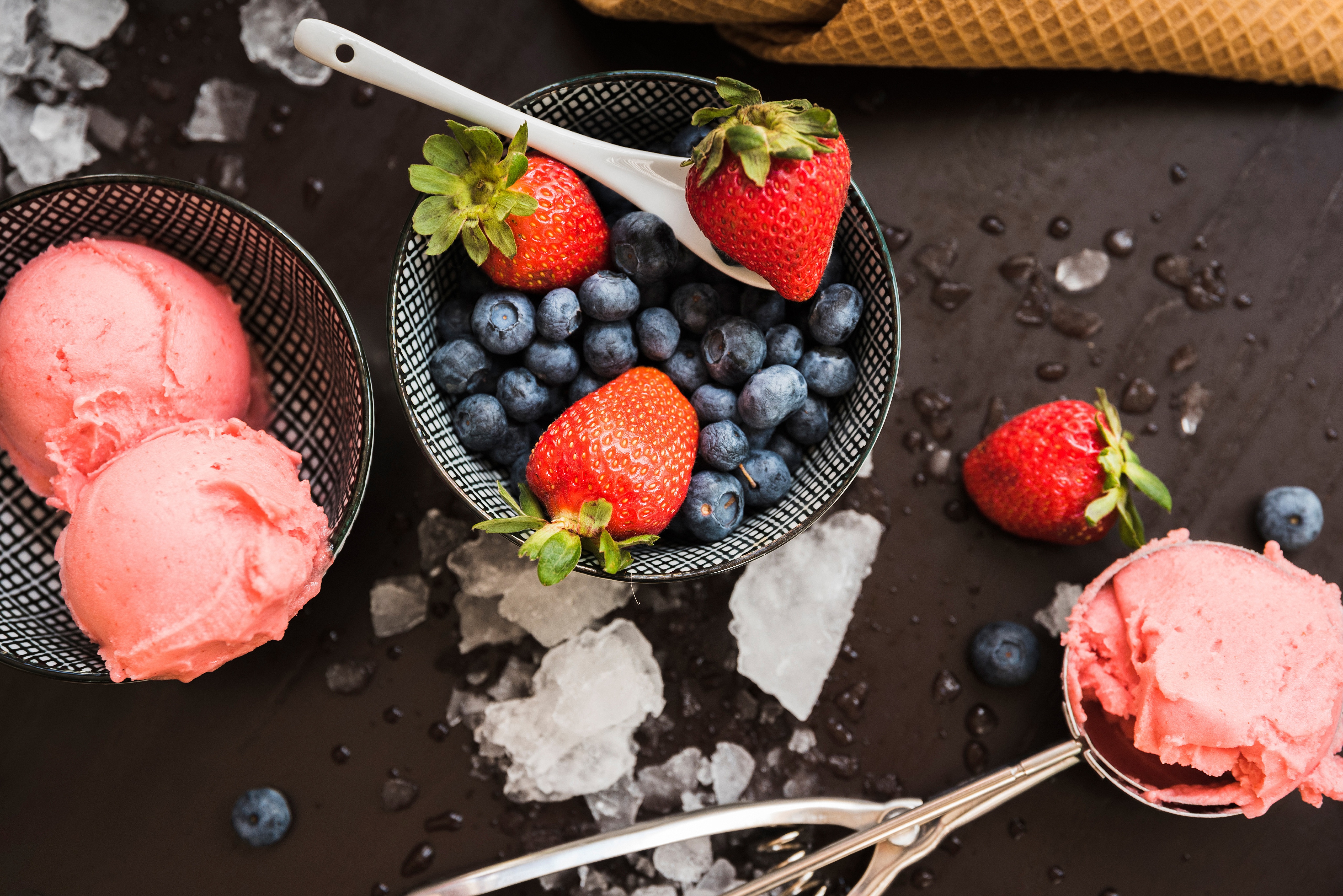 桌面上的壁纸食物 冰激凌 草莓