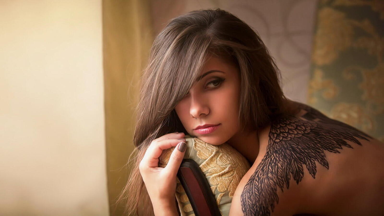 Free photo Portrait of Sophia with a tattoo