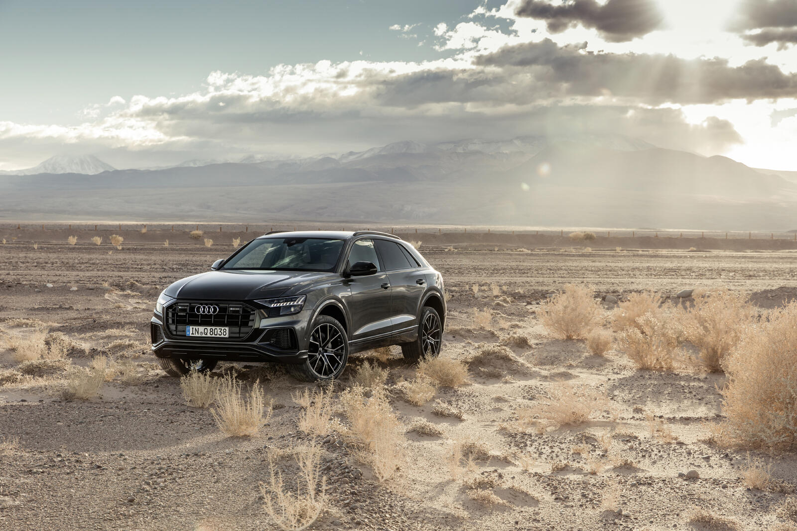 Бесплатное фото Audi Q8 на пустынном месте