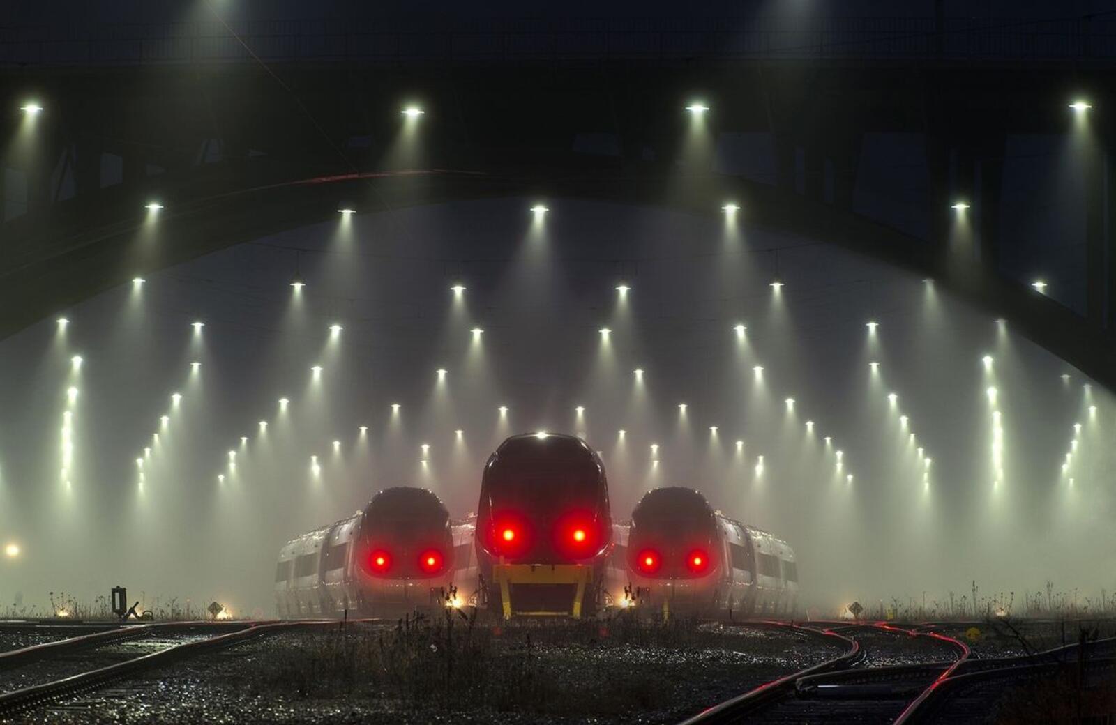 Обои туман железная дорога рельсы на рабочий стол