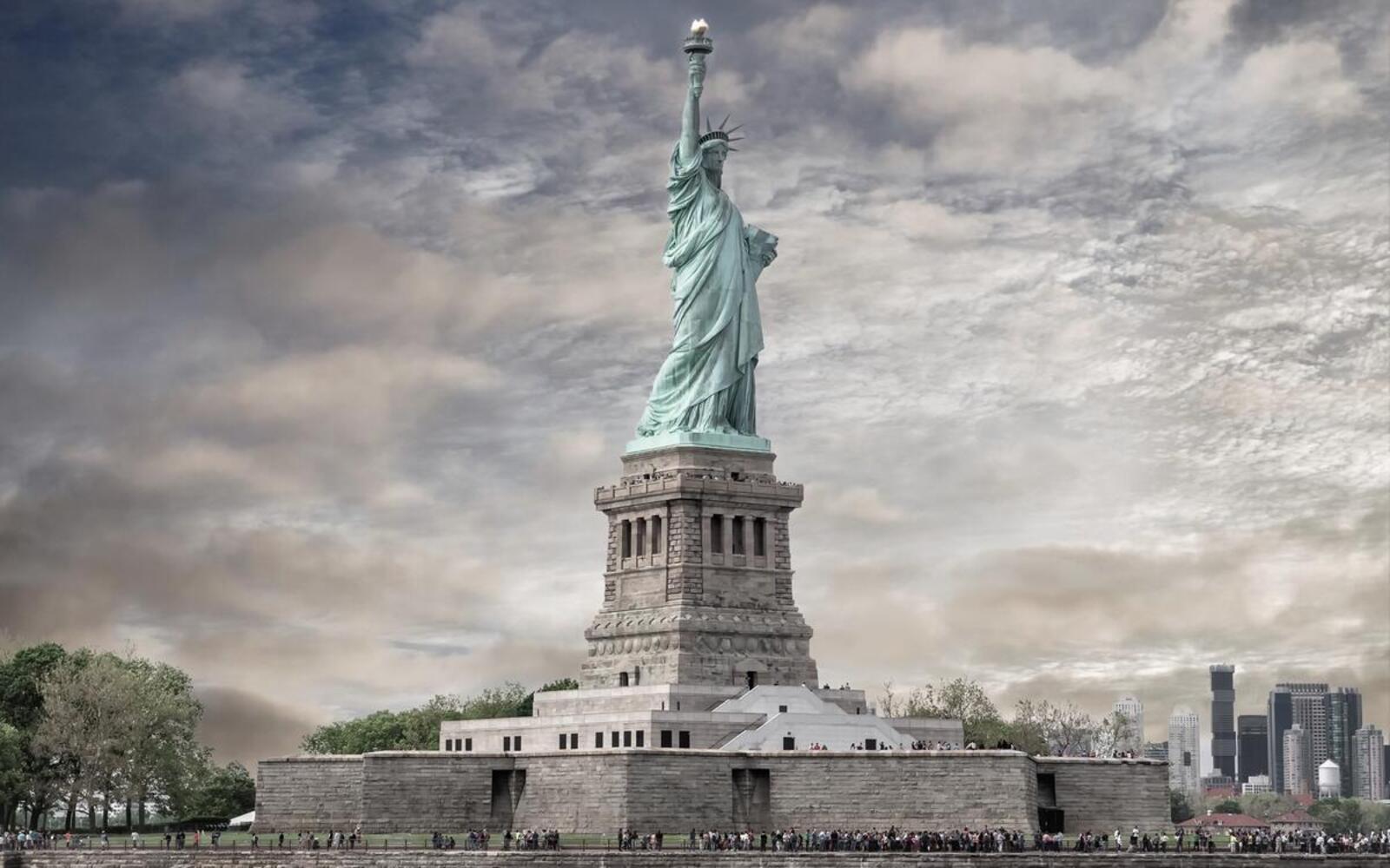 Wallpapers wallpaper statue of liberty clouds people on the desktop