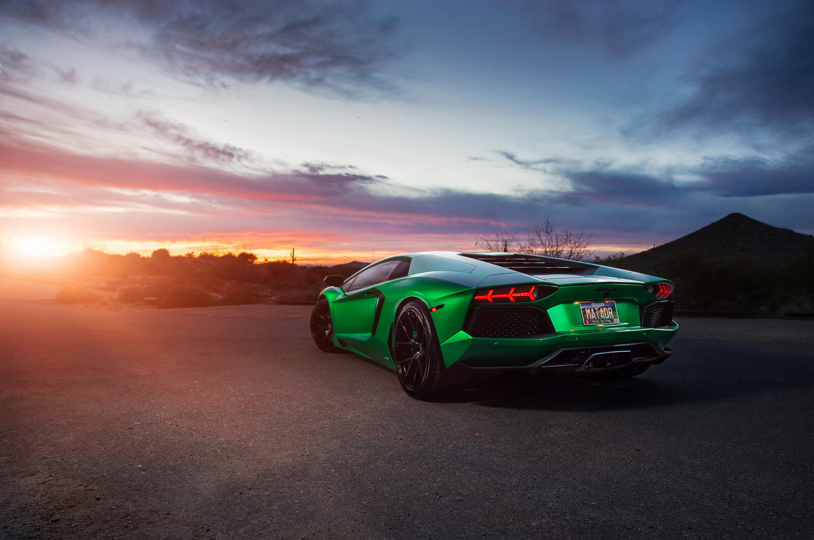Free photo A picture for your computer with a green Lamborghini Aventador.