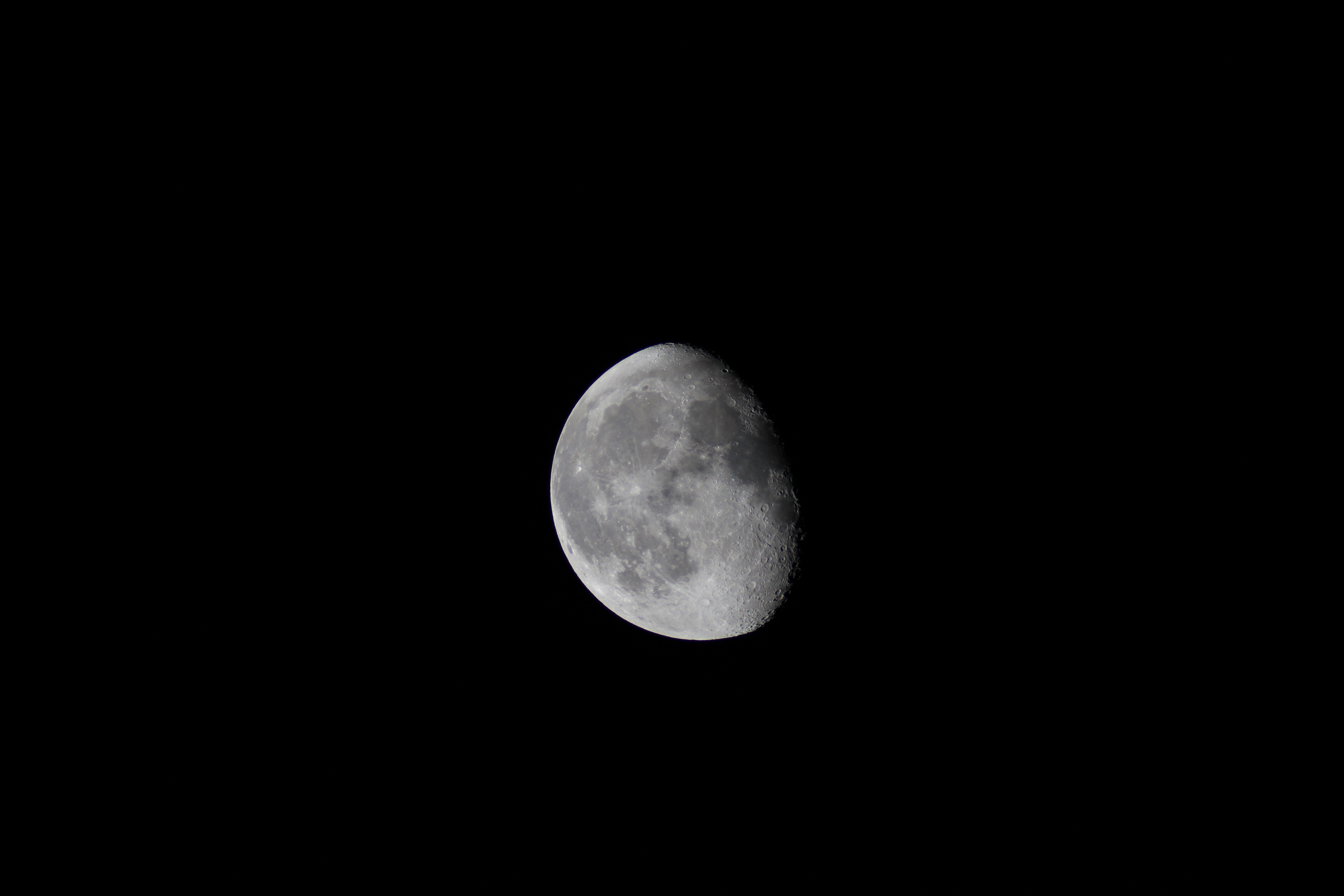 Бесплатное фото Часть луны на небе в тени