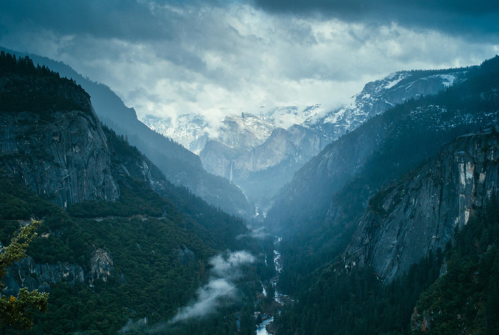 Бесплатное фото Большая низина в горах Калифорнии
