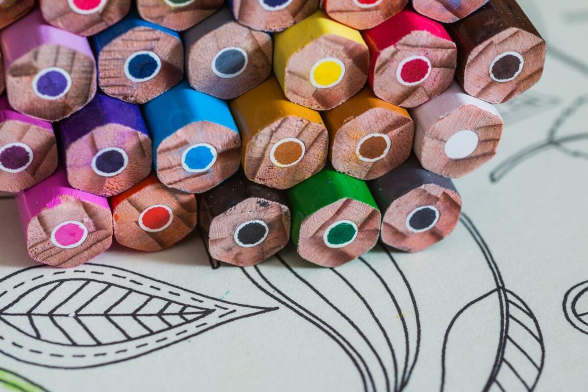Цветные карандаши разных оттенков
