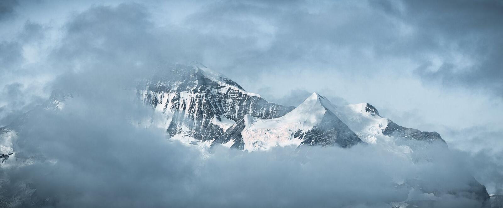 Бесплатное фото Горы в облаке