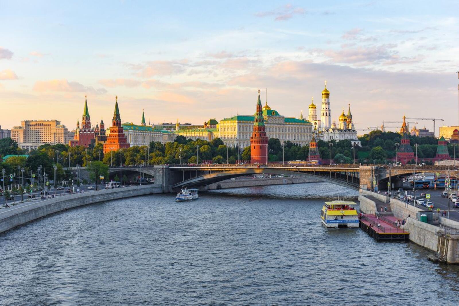 Обои Moscow Kremlin and Moscow River Russia Москва на рабочий стол
