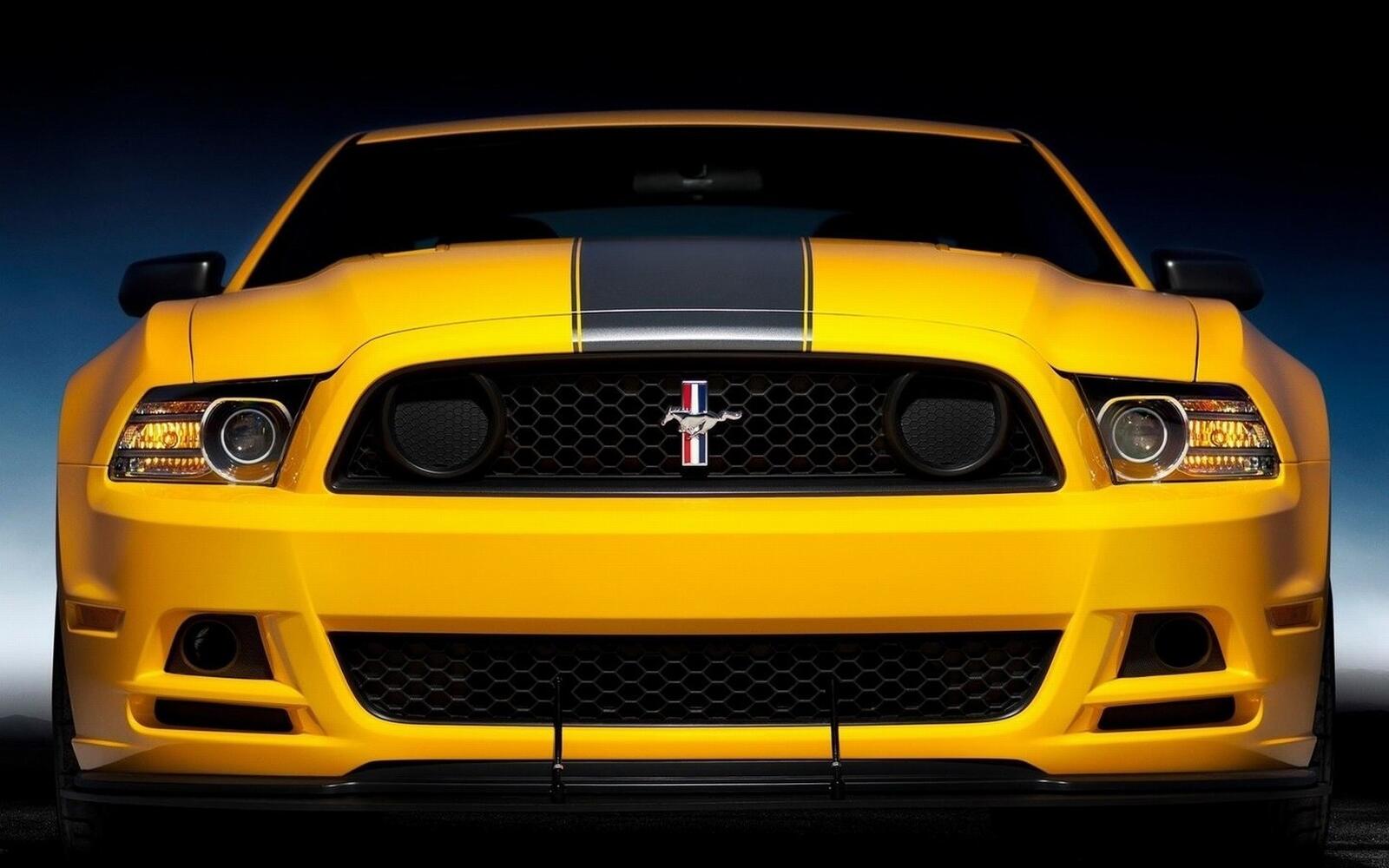 Бесплатное фото Желтый Ford Mustang вид спереди для срисовывания