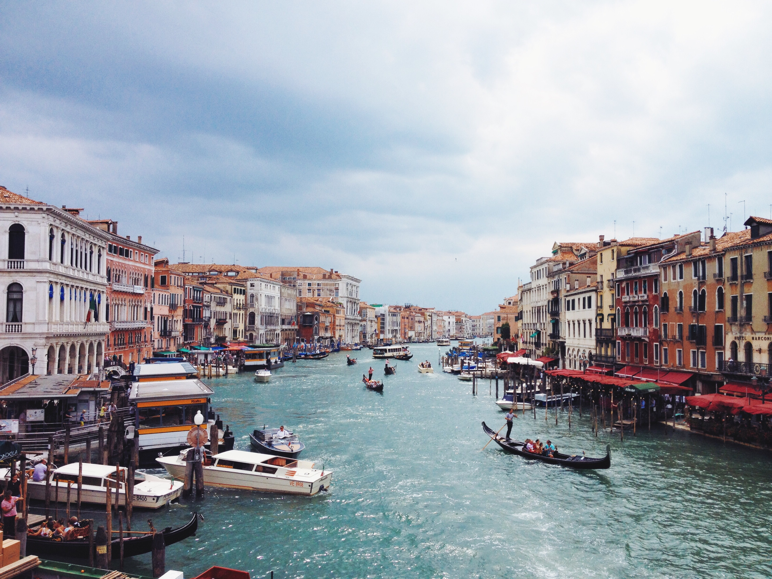 Бесплатное фото Торговый водоканал в Италии