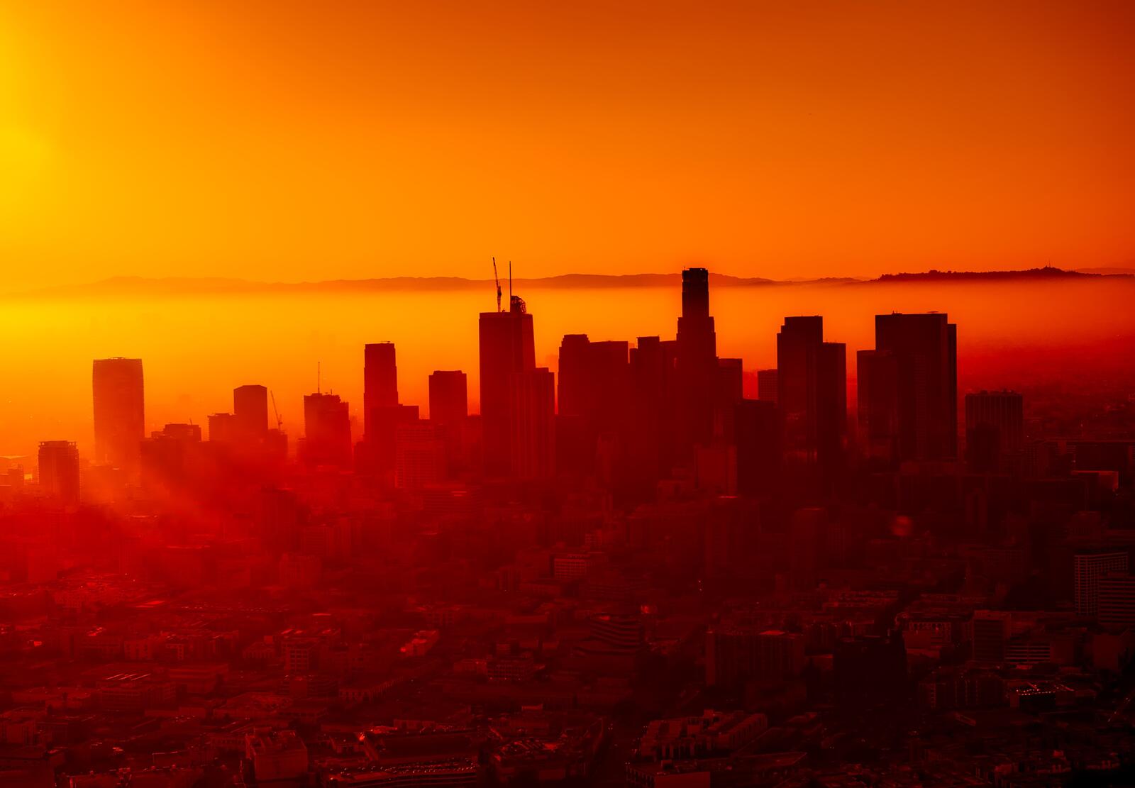 Обои городской закат небоскребы лучи солнца на рабочий стол