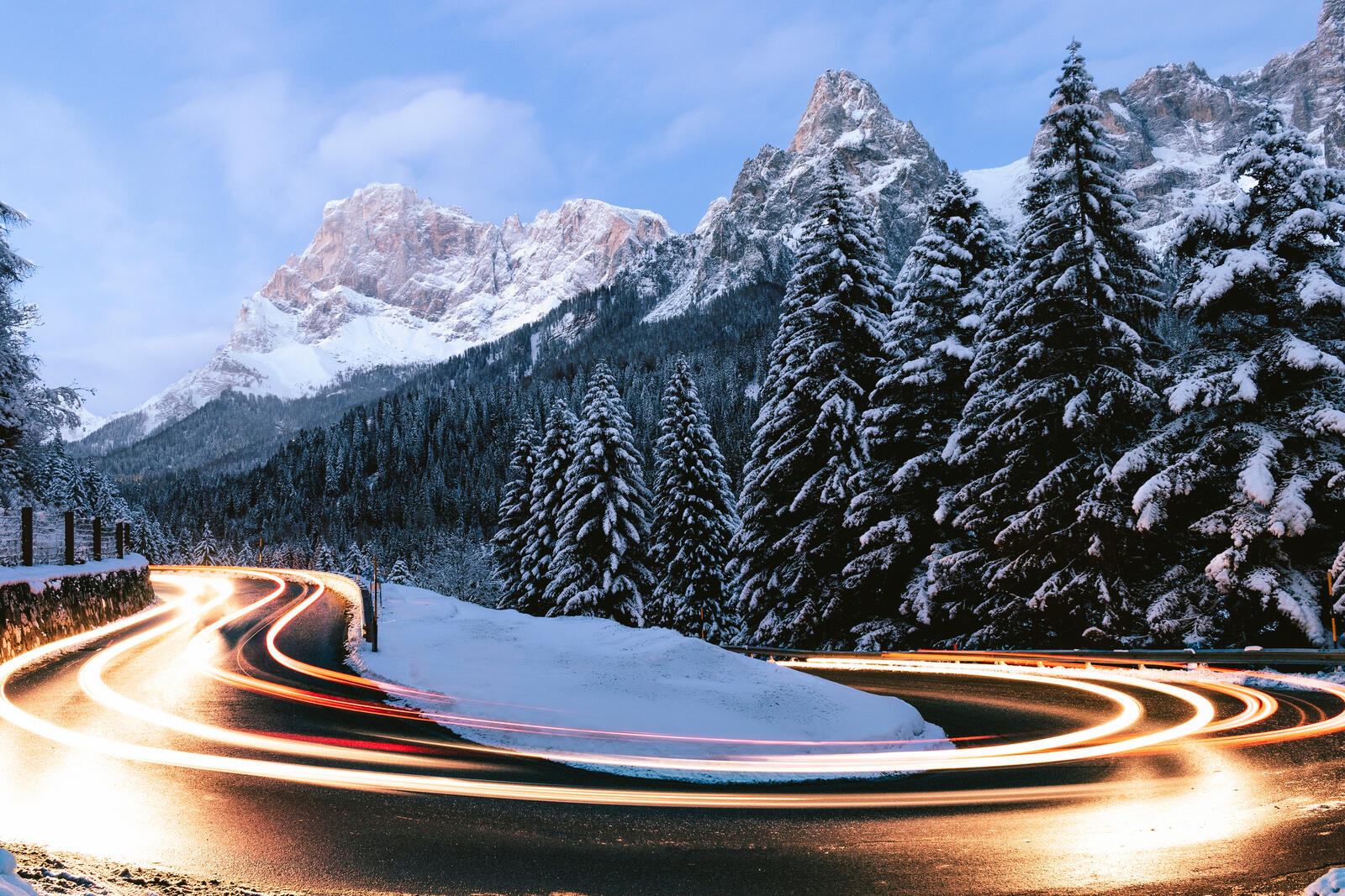 Free photo A winding winter road in Italy