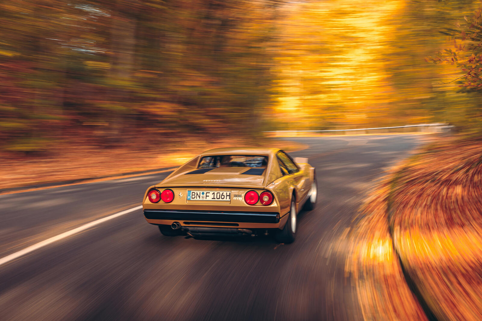Бесплатное фото Ferrari 308 gtb на загородной осенней дороге