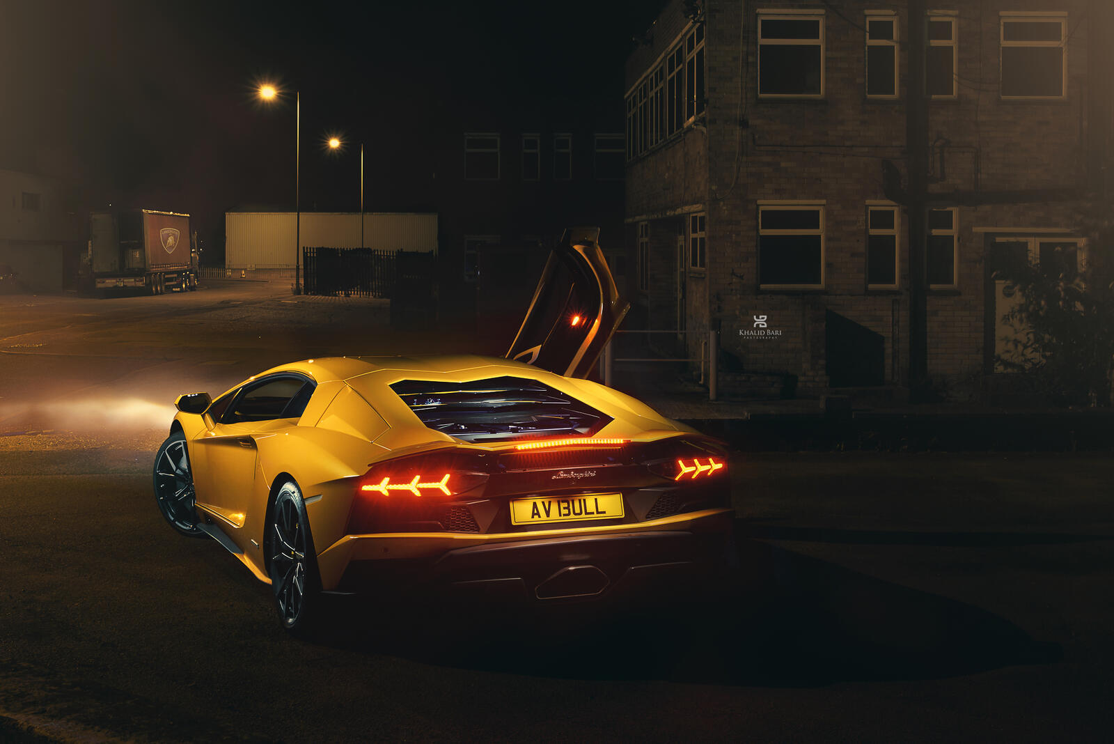 Free photo A yellow Lamborghini Aventador on a night street.