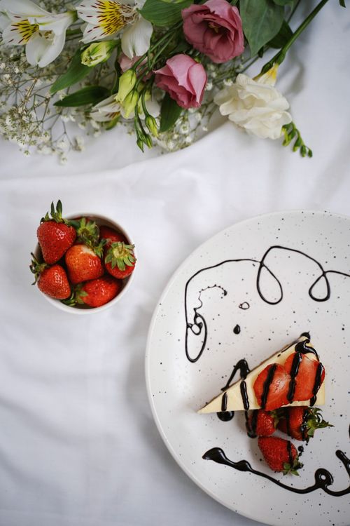 桌面上的壁纸甜点 草莓酥饼 巧克力酱