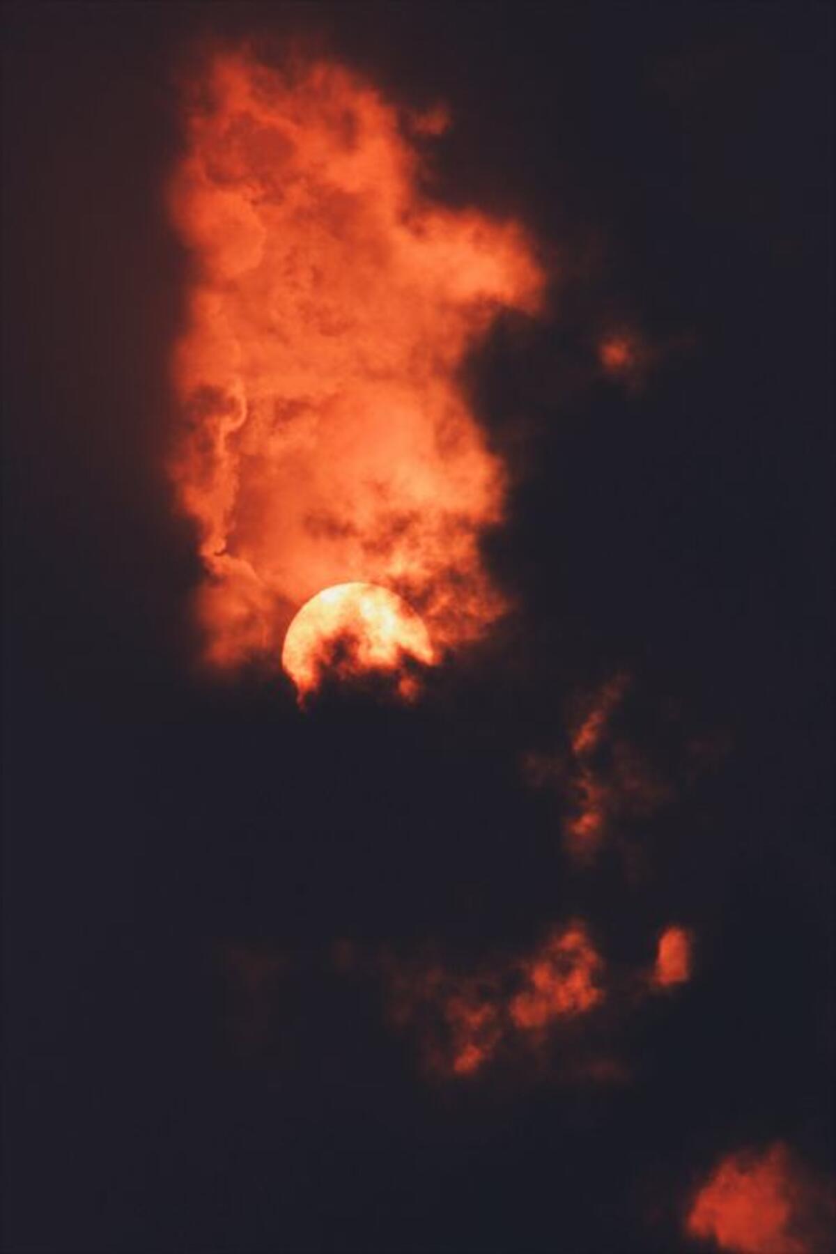 Красная Луна и облака